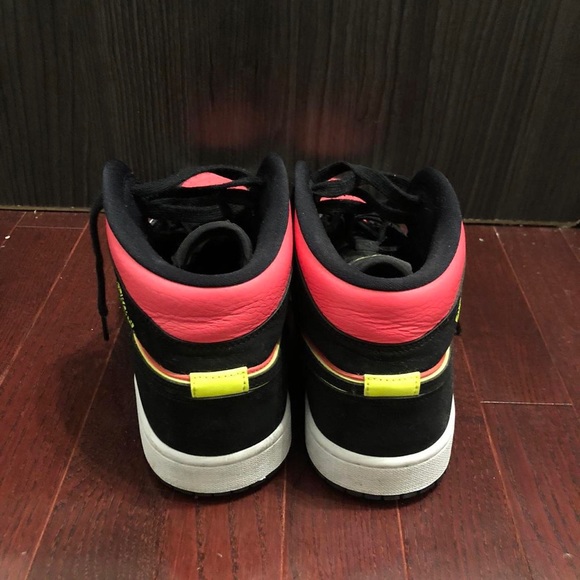 Jordan 1 mids (Black hot punch W) US size 10. - Picture 2 of 4